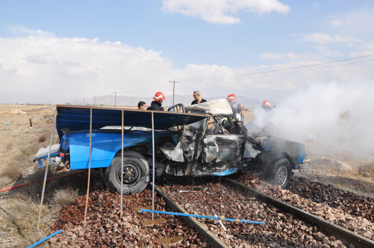 خودروی نیسان در اثر برخورد با قطار طعمه آتش شد