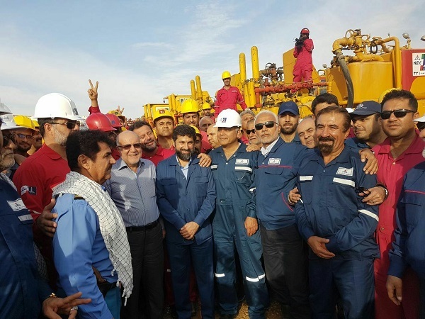 وزیر نفت با حضور در محل چاه رگ سفید از تیم مهار و نیروهای عملیاتی قدردانی کرد