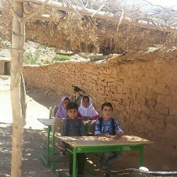 دانش‌آموزان یکی از روستاهای ایذه کلاس برای تحصیل ندارند + عکس