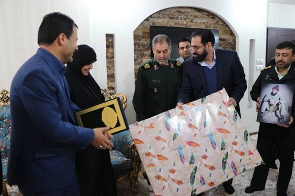 مسئول فرهنگی ستاد کل نیروهای مسلح با خانواده شهدای خوزستان دیدار کرد