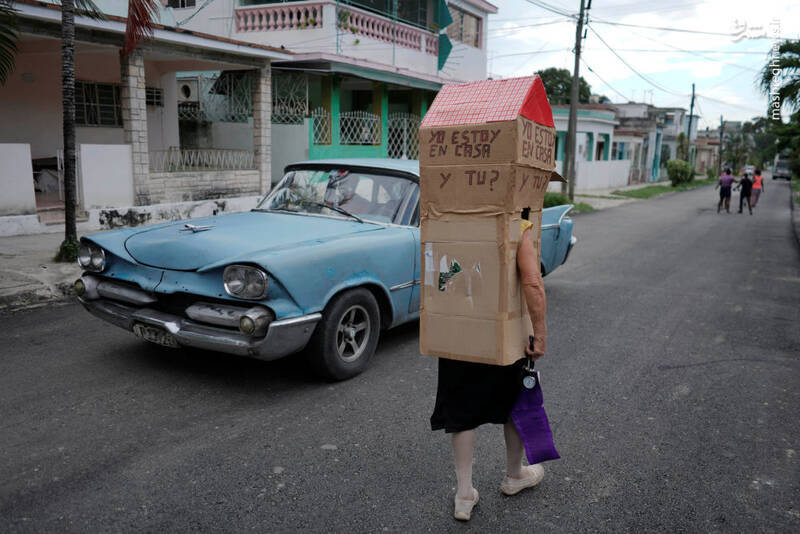 عکس:  پوشش عجیب یک زن در مقابل کرونا
